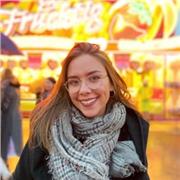 Diplômée d'une Licence en langues étrangères, je donne des cours d'anglais et d'allemand jusqu'au niveau BAC. 
Ayant moi même fais une Bac Scientifique Spé maths je donne également des cours de maths